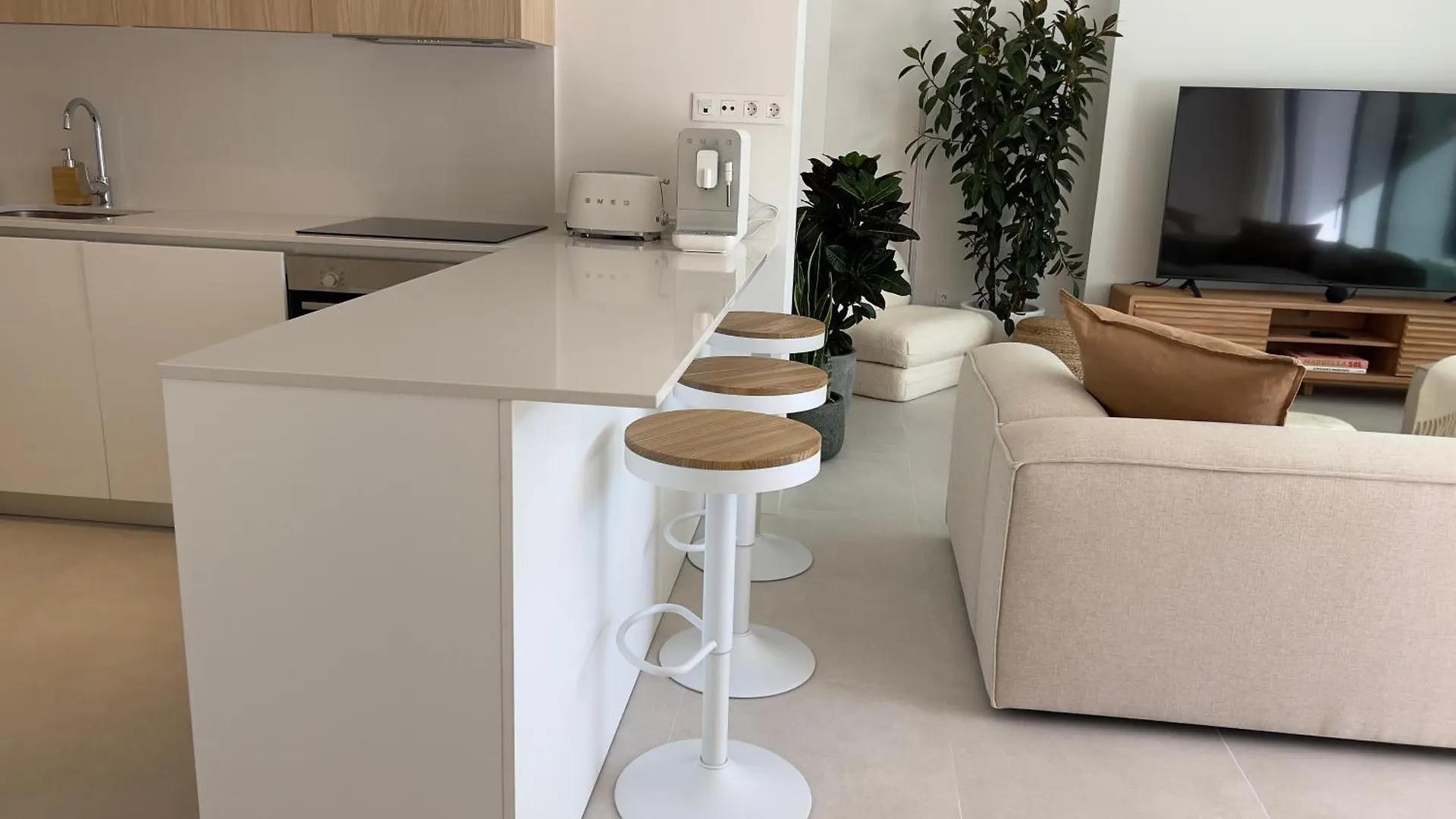 Beautiful 1-Bedroom Apartment In Estepona 0*,